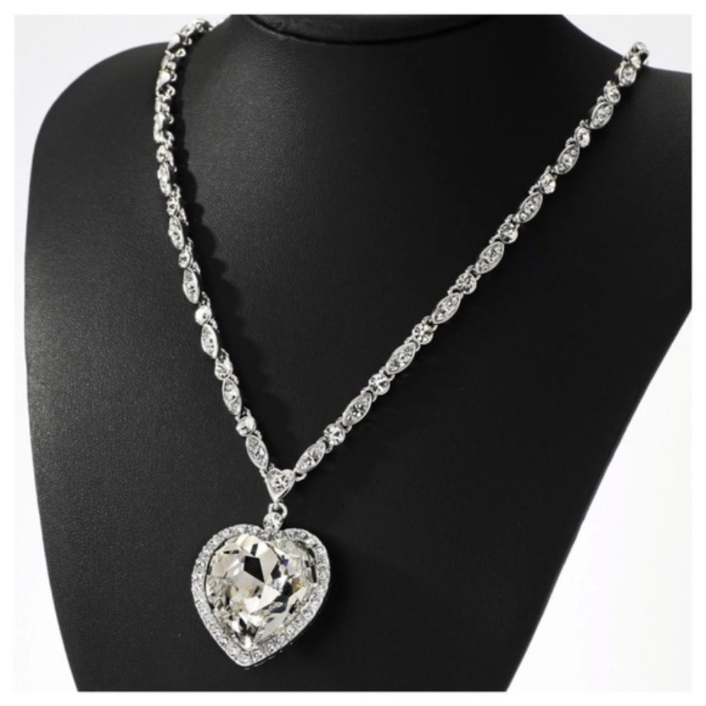🎁 Swarovski Crystals The Karra  Large Heart Necklace - Picture 8 of 8